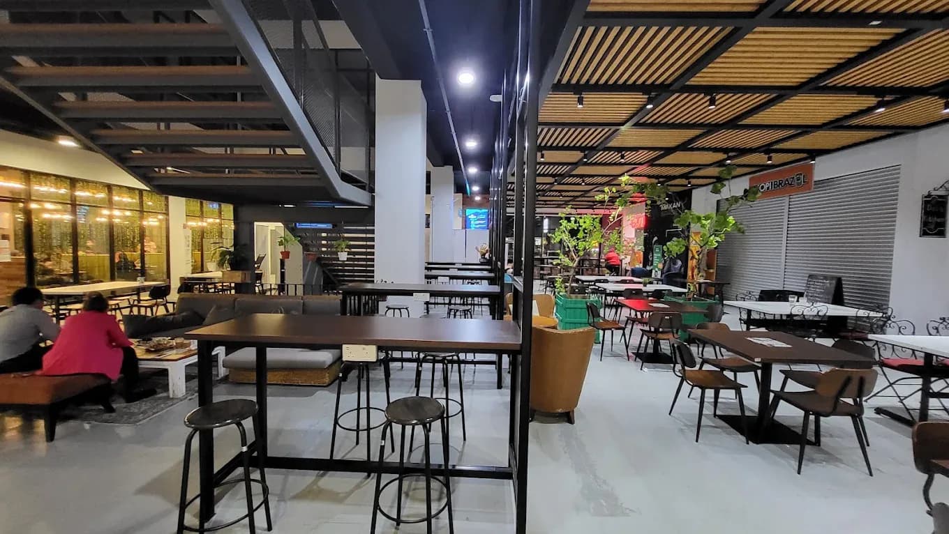 Cafés and food court at the EduCity Hub